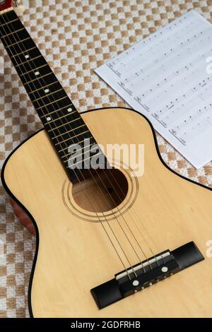 Klassische Gitarre zusammen mit Noten Stockfoto