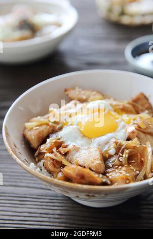 Reis mit Schweinelappen und Eierbutadon - japanische Küche Stockfoto