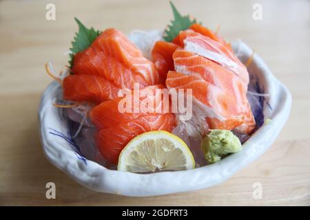 Lachs Sashimi auf Holz Hintergrund japanisches Essen Stockfoto