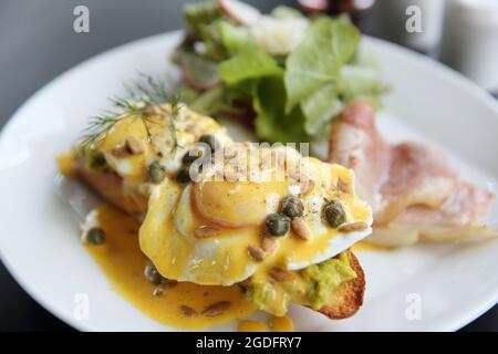 Eier Benedict geröstete englische Muffins, Speck, pochierte Eier Stockfoto