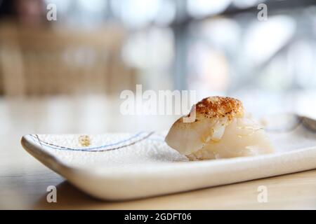 Frische Jakobsmuscheln Sushi, japanische Küche Stockfoto