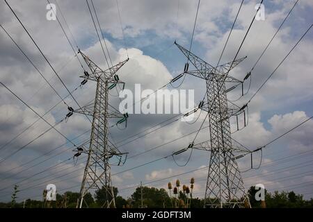 Riesige, riesige Stromtürme, die Technologie, Strom und Strom in Hochspannung über das amerikanische Land transportieren. Stockfoto