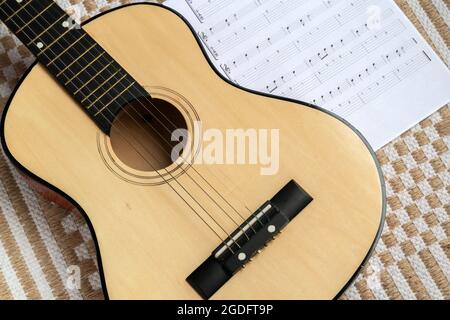 Klassische Gitarre zusammen mit Noten Stockfoto