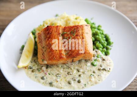 Gegrillter, gebackener Lachs mit Kartoffeln und Bohnen Stockfoto