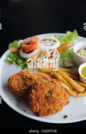 Fisch und Pommes mit Sauce Stockfoto