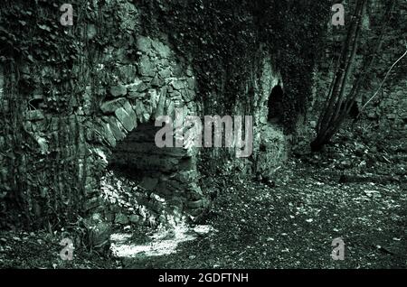 Alte historische Ruinen der Burg Scharfeneck mit Steinfenster und Sonnenlicht schwarz-weiß. In einer historischen Ruine. Gruselige Stimmung. Eine verlassene Burg. Stockfoto