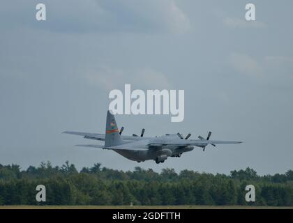 Ein C-130 Hercules-Flugzeug, das dem 182. Luftlift-Flügel der Illinois Air National Guard zugewiesen wurde, hebt während des Northern Strike (NS) 21-2 im Alpena Combat Readiness Training Center, Michigan, 11. August 2021, von der Fluglinie ab. NS ist eine Übung, die die Möglichkeit bietet, Interoperabilität mit anderen Einheiten und multinationalen Partnern aufzubauen und gleichzeitig in realistischen Umgebungen mit mehreren Domänen zu trainieren. (USA Foto der Air National Guard von Staff Sgt. Valentina Viglianco) Stockfoto