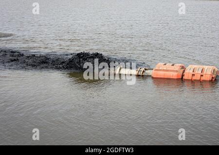 Ein US Army Corps of Engineers, Baltimore District, pumpt einen ausgebaggten Materialschleuder in eine Auffangzelle auf Poplar Island im Talbot County, MD., 3. August 2021. Das ausbaggerte Material wird mechanisch aus dem Kanal ausgebaggert und auf einen Scow (Barge) geladen, dann mit einem Schlepper die Cheplar Bay nach Poplar Island hinunter geschoben. Die Operation zeigt das erste ausgebaggerte Material, das in die Poplar Island Expansion Cell 11 gepumpt wurde. (USA Armeefoto von Greg Nash) Stockfoto