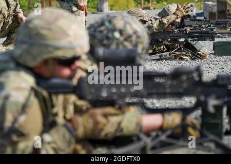 Fallschirmjäger, die dem 6th Brigade Engineer Battalion (Airborne), dem 4th Infantry Brigade Combat Team (Airborne), der 25th Infantry Division, der U.S. Army Alaska, zugewiesen sind, feuern M240B-Maschinengewehre, während sie Live-Feuertraining auf der Statler Range auf der Joint Base Elmendorf-Richardson, Alaska, durchführen, 3. August 2021. Die Soldaten übten die Identifizierung und das Einbinden von Zielen in unterschiedlichen Entfernungen, um ihre Fähigkeiten mit den Waffen in einer Unterstützung durch Feuerrolle zu festigen. (USA Luftwaffe Foto/Justin Connaher) Stockfoto