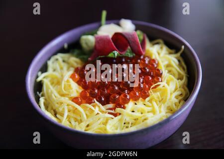 Ikura don Kaviar auf Reis, japanische Küche Stockfoto