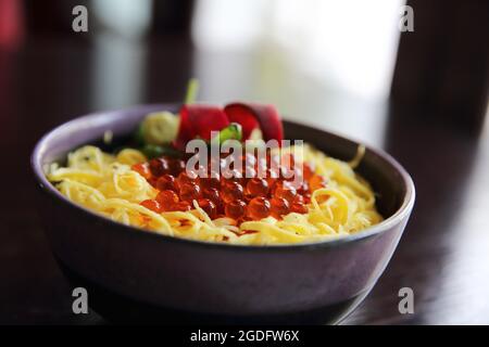 Ikura don Kaviar auf Reis, japanische Küche Stockfoto