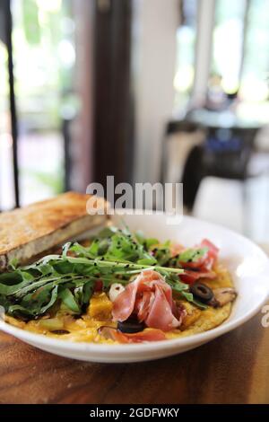 Omelette mit parmaschinken und Salat Stockfoto