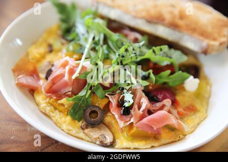 Omelette mit parmaschinken und Salat Stockfoto