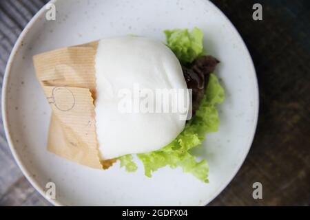 Teriyaki-Burger mit weißem Huhn Stockfoto