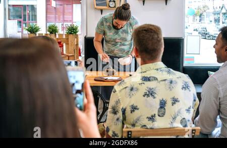 Junge Köchin, die eine Kochwerkstatt gibt Stockfoto