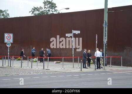 60. Jahrestag des Mauerbaus in Berlin. Am 13. August 1961 begann der Bau der Berliner Mauer. Strenge Polizeikontrollen in der Bernauer Straße in der Nähe der Gedenkstätte Berliner Mauer vor der offiziellen Gedenkveranstaltung - Berlin, Deutschland - 13. August 2021. Stockfoto
