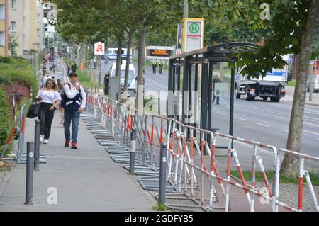 60. Jahrestag des Mauerbaus in Berlin. Am 13. August 1961 begann der Bau der Berliner Mauer. Strenge Polizeikontrollen in der Bernauer Straße in der Nähe der Gedenkstätte Berliner Mauer vor der offiziellen Gedenkveranstaltung - Berlin, Deutschland - 13. August 2021. Stockfoto