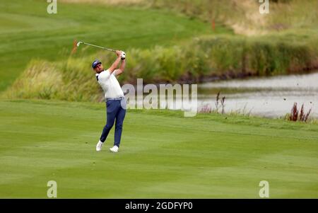 Tom Gandy spielt am zweiten Tag des Cazoo Classic im London Golf Club in Ash, Kent, den 18. Platz. Bilddatum: Freitag, 13. August 2021. Stockfoto