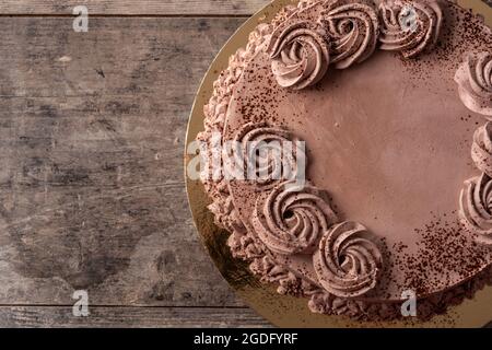 Stück Schokoladentrüffelkuchen auf Holztisch Stockfoto