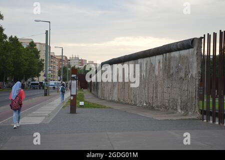 60. Jahrestag des Mauerbaus in Berlin. Am 13. August 1961 begann der Bau der Berliner Mauer. Strenge Polizeikontrollen in der Bernauer Straße in der Nähe der Gedenkstätte Berliner Mauer vor der offiziellen Gedenkveranstaltung - Berlin, Deutschland - 13. August 2021. Stockfoto