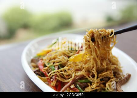 Chinesisches Essen frittierte Nudeln mit Schinken Stockfoto