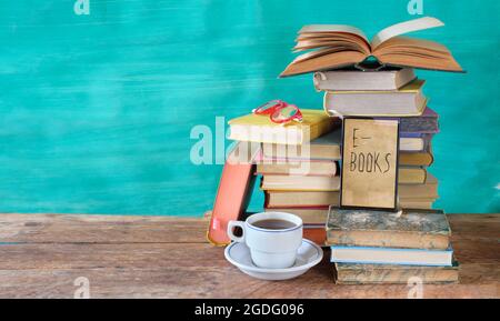 Stapel von Büchern und ein E-Book-Reader. E- Buch, Buchmesse, Lesen, Realaxing, Bildungskonzept. Freier Speicherplatz für Kopien Stockfoto