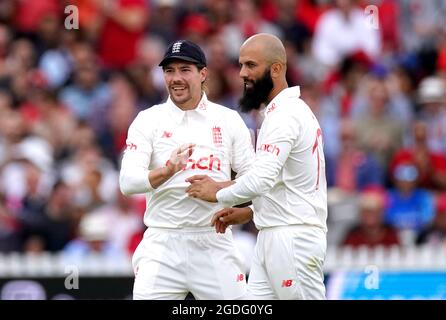 Der englische Moeen Ali (rechts) feiert, nachdem Teamkollege Rory Burns (links) seine Bowlingbahn verlassen hat, um am zweiten Tag des Cinch Second Test Matches in Lord's, London, das Dickicht des indischen Mohammed Shami zu erwischen. Bilddatum: Freitag, 13. August 2021. Stockfoto