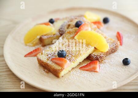 French Toast Sticks mit Ahornsirup und mischen Früchte Stockfoto