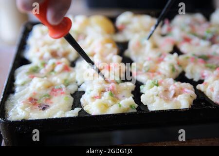 Prozess zum Kochen Takoyaki japanische Lebensmittel Stockfoto