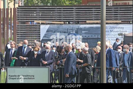 Berlin, Deutschland. August 2021. Bundespräsident Frank-Walter Steinmeier (vorne, 3. Von links) und geladene Gäste nehmen an der zentralen Gedenkfeier zum 60. Jahrestag des Mauerbaus Teil. Quelle: Wolfgang Kumm/dpa/Alamy Live News Stockfoto