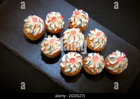 Kleine und festliche Feier Cupcakes in englischen Farben von Konditorin Joanne Todd Stockfoto