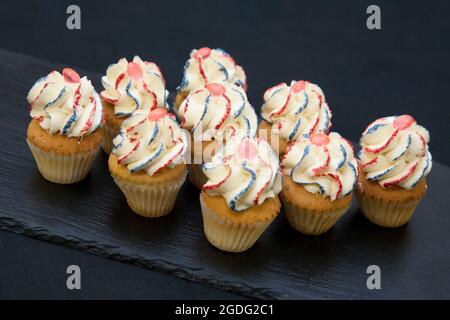 Kleine und festliche Feier Cupcakes in englischen Farben von Konditorin Joanne Todd Stockfoto