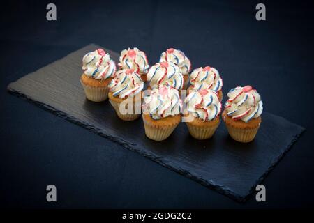 Kleine und festliche Feier Cupcakes in englischen Farben von Konditorin Joanne Todd Stockfoto