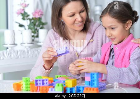 Nahaufnahme Porträt von lockigen kleinen Mädchen und ihre Mutter spielen Stockfoto