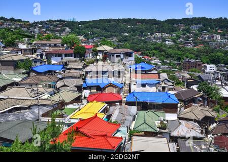 Ein Monddorf im Vintage-Stil in der Nähe des Hafens in Korea, ein armes Bergdorf Stockfoto