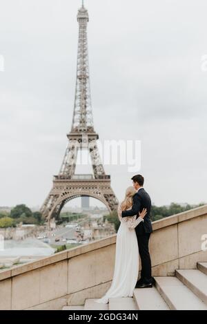 Braut und Bräutigam, Eiffel Turm im Hintergrund, Paris, Frankreich Stockfoto