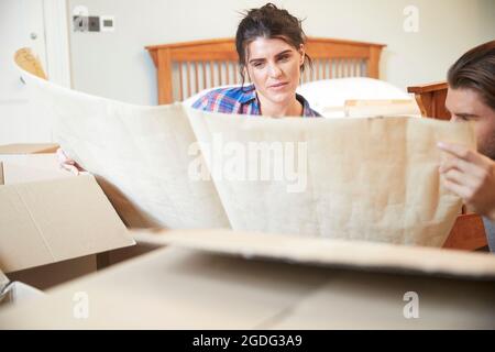 Paar lesen blueprint Layout im neuen Haus Stockfoto