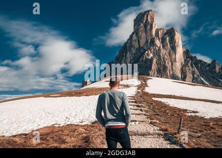 Mann, Schritte zu Rock, Francenigo, Venetien, Italien Stockfoto