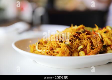 Gebratene Nudel mit Garnelen und Kerlchen Stockfoto