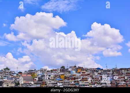 Ein Monddorf im Vintage-Stil in der Nähe des Hafens in Korea, ein armes Bergdorf Stockfoto
