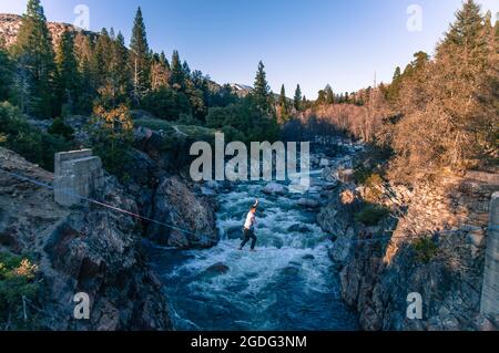 Mann highlinen über Fluss, Truckee, Kalifornien, USA Stockfoto