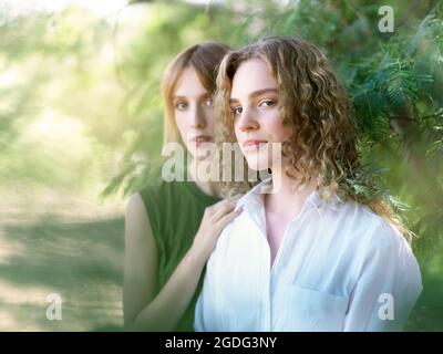 Portrait von jungen Frauen in natur Stockfoto