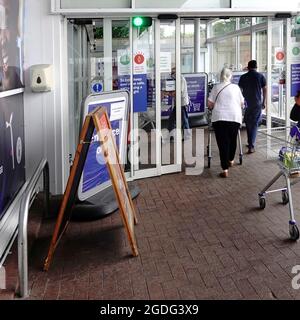 Tesco Supermarket Store Schiebetür Einwegeinfahrt Ampelsystem Zählen Shopper Eingabe Vermeiden von Gedränge in Covid 19 Pandemie England Großbritannien Stockfoto