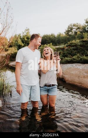 Paar unter selfie in Wasser, Algonquin Park, Kanada Stockfoto