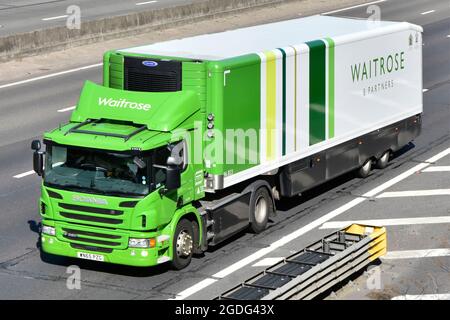 Seite & Vorderansicht Waitrose Supermarkt Einzelhandel Geschäft Lebensmittel Supply Chain Store Lieferung lkw LKW LKW LKW Fahrer in Taxi & Anhänger England UK Autobahn Stockfoto