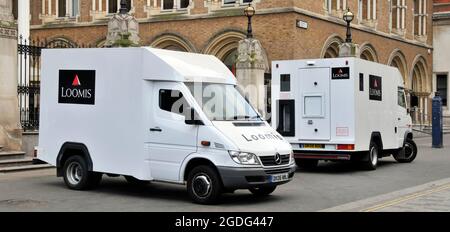 Seiten- und Rückansicht von Loomis-Transportern für Bargeld und Wertsachen ein Unternehmen, das in London, England, einen sicheren gepanzerten Transport betreibt Stockfoto