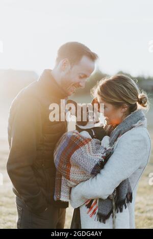 Paar ihre Welpen in Wolldecken Stockfoto