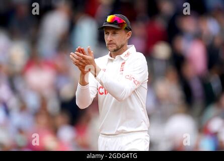 Der Engländer Joe Root applaudiert den Fans, als er am zweiten Tag des Cinch Second Test Matches in Lord's, London, das Spielfeld für die Mittagspause verlässt. Bilddatum: Freitag, 13. August 2021. Stockfoto