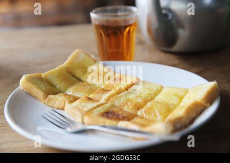 Lokale Thai-Gerichte am Morgen, heißer Tee, weich gekochte Eier und Toast Stockfoto