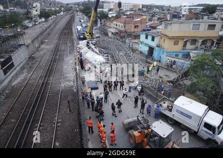 Rio de Janeiro, Rio de Janeiro, Brasilien. August 2021. (INT) Truck schlägt die Überführung über die U-Bahn-Linie in Rio de Janeiro nieder. 13. August 2021, Rio de Janeiro, Brasilien: LKW schlägt am Donnerstag (12) die Überführung über die Linie 2 der U-Bahn von Rio de Janeiro nieder. Das Fahrzeug, das Gas transportierte, erreichte die Struktur auf der Pastor Martin Luther King Jr Avenue, nahe dem Hospital de Acari, zwischen den Stationen Acari und Coelho Neto. Kurz nach dem Sturz vom Laufsteg, wurde ein Zug scharf gebremst, um Kollisionen zu vermeiden. Nach Angaben der Feuerwehr gibt es keine Verletzungen. MetroRio teilte mit, dass die circula Stockfoto